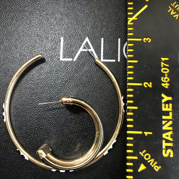 Elegant Gold and Black Hoop Earrings - Picture 4 of 6